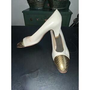 VINTAGE SALVATORE FERRAGAMO CLASSIC IVORY & GOLD LEATHER CAP TOE PUMPS 7.5N
